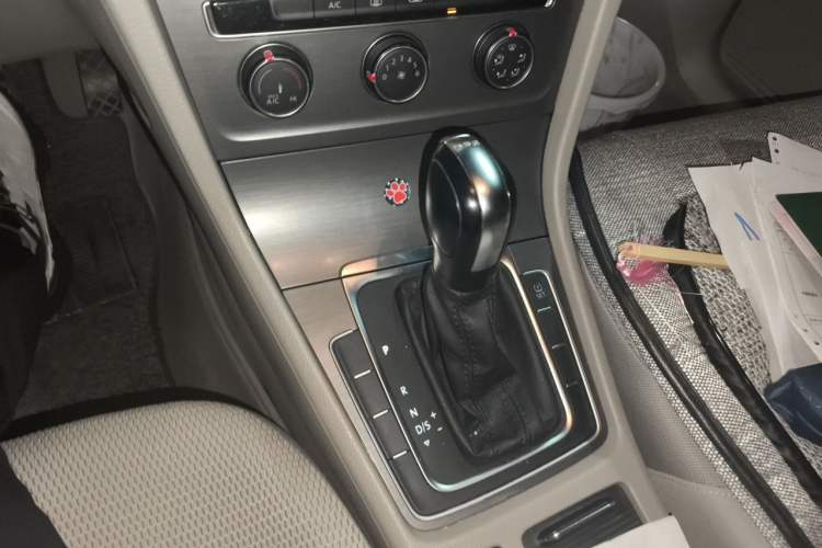 Used Volkswagen Golf 2015 1.4TSI Automatic Comfort Model Gear Lever