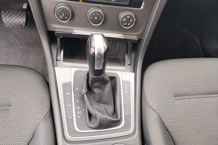 Used Volkswagen Golf 2015 1.6L Automatic Comfort Model Gear Lever