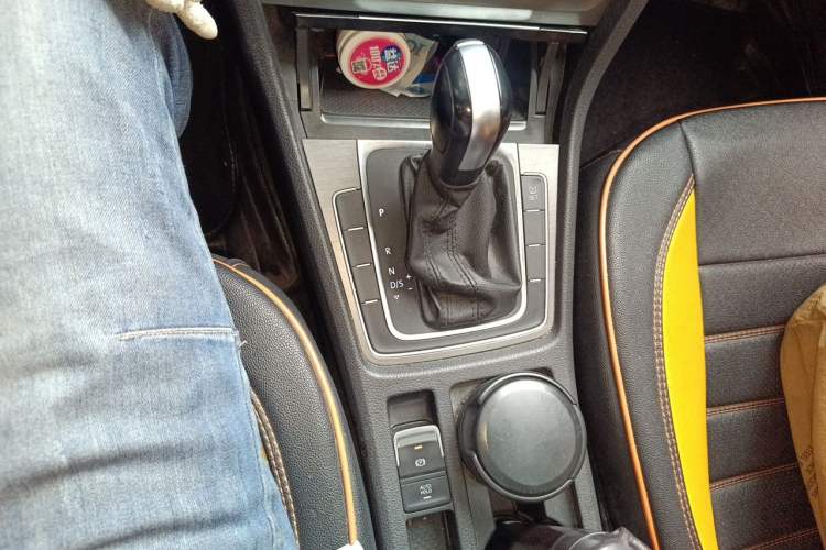 Used Volkswagen Golf 2015 1.6L Automatic Comfort Model Gear Lever