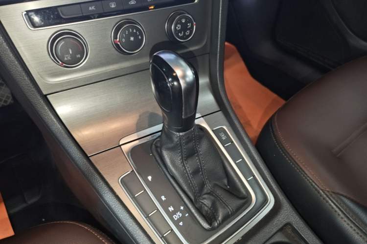 Used Volkswagen Golf 2015 1.6L Automatic Comfort Model Gear Lever