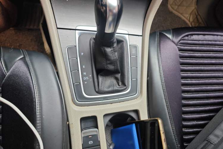 Used Volkswagen Golf 2015 1.6L Automatic Comfort Model Gear Lever