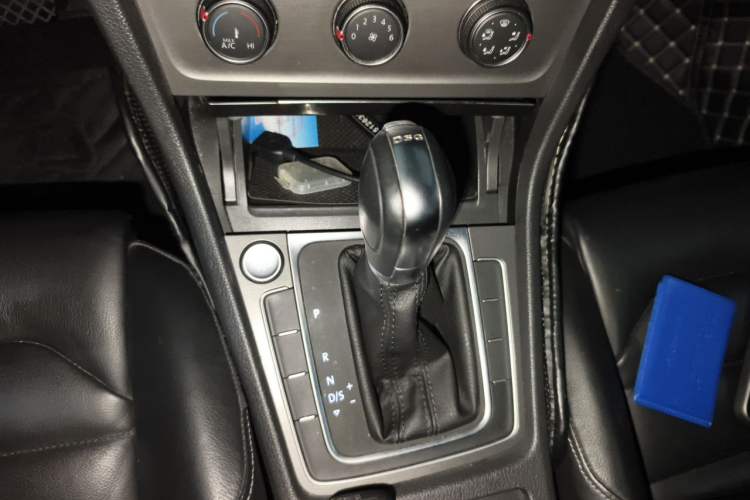 Used Volkswagen Golf 2015 1.4TSI Automatic Luxury Model Gear Lever