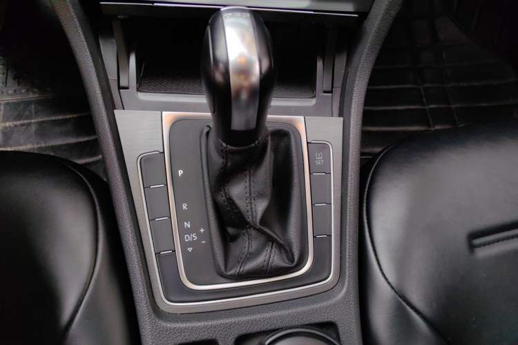 Used Volkswagen Golf 2015 1.4TSI Automatic Comfort Model Gear Lever