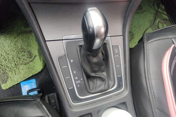 Used Volkswagen Golf 2015 1.6L Automatic Comfort Model Gear Lever