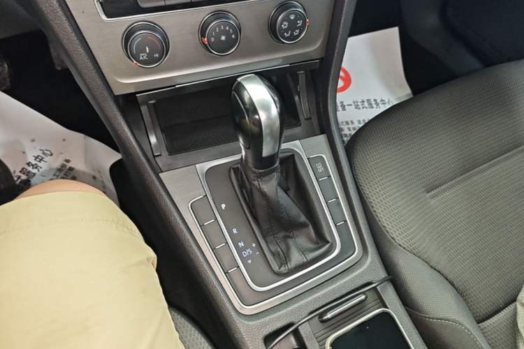 Used Volkswagen Golf 2015 1.6L Automatic Comfort Model Gear Lever