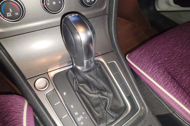 Used Volkswagen Golf 2015 1.4TSI Automatic Luxury Model Gear Lever
