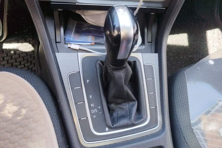 Used Volkswagen Golf 2015 1.4TSI Automatic Comfort Model Gear Lever