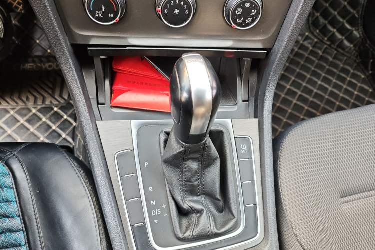 Used Volkswagen Golf 2015 1.4TSI Automatic Comfort Model Gear Lever