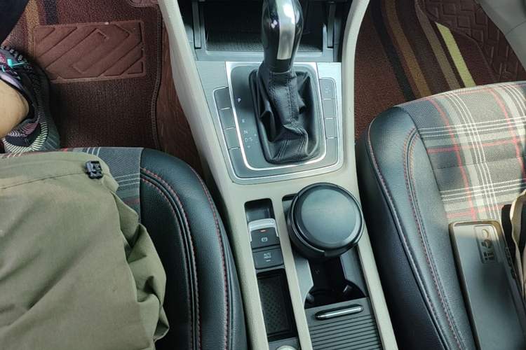 Used Volkswagen Golf 2015 1.4TSI Automatic Comfort Model Gear Lever