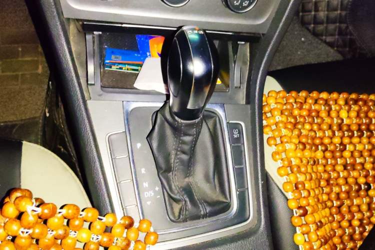 Used Volkswagen Golf 2015 1.4TSI Automatic Comfort Model Gear Lever