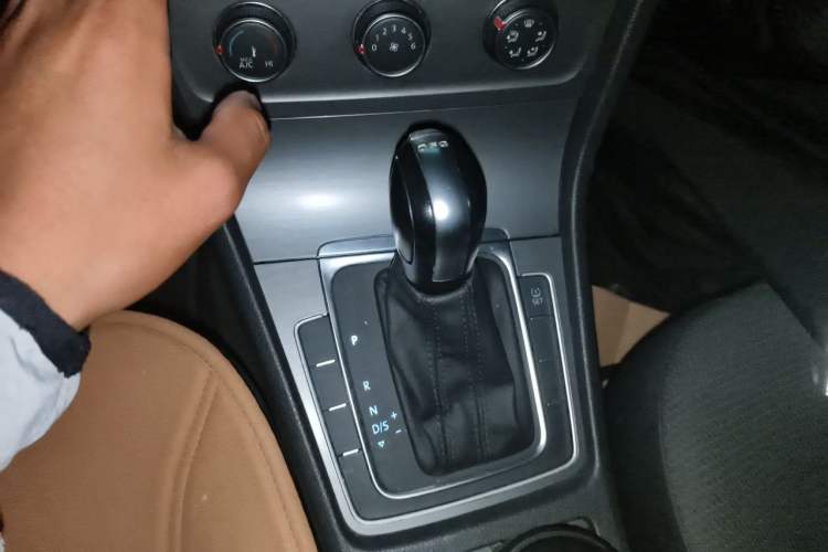 Used Volkswagen Golf 2015 1.4TSI Automatic Comfort Model Gear Lever