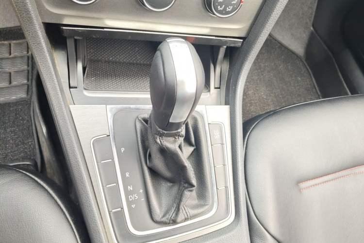 Used Volkswagen Golf 2015 1.4TSI Automatic Comfort Model Gear Lever