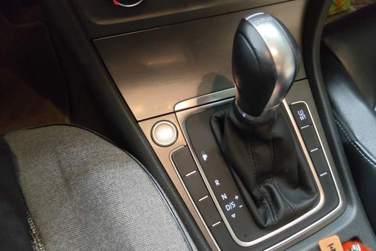 Used Volkswagen Golf 2015 1.4TSI Automatic Luxury Model Gear Lever