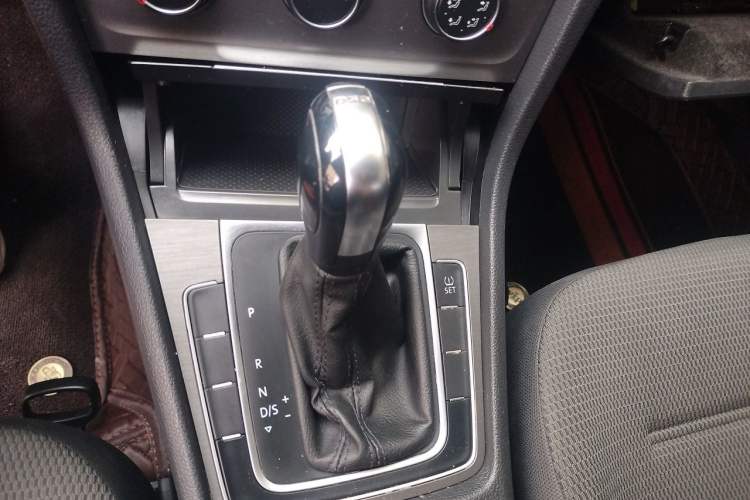 Used Volkswagen Golf 2015 1.4TSI Automatic Comfort Model Gear Lever