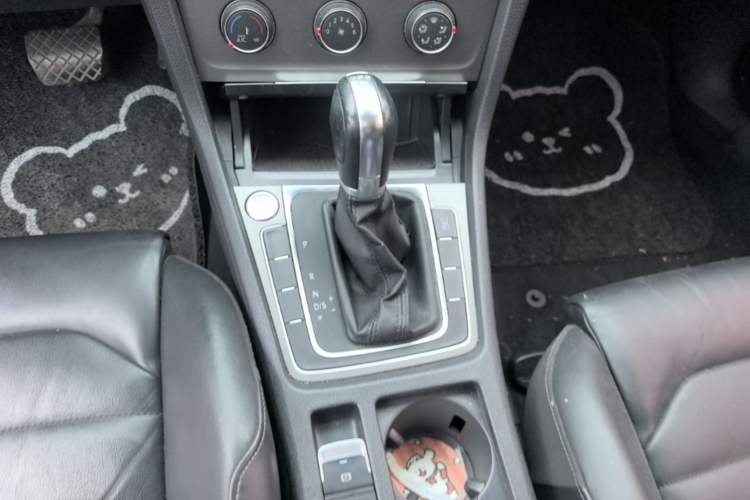 Used Volkswagen Golf 2015 1.4TSI Automatic Luxury Model Gear Lever