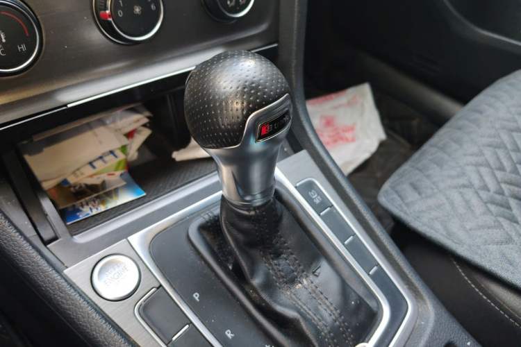 Used Volkswagen Golf 2015 1.4TSI Automatic Luxury Model Gear Lever