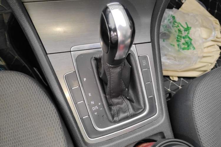 Used Volkswagen Golf 2015 1.4TSI Automatic Comfort Model Gear Lever