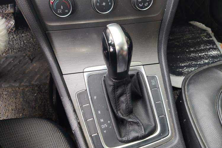 Used Volkswagen Golf 2015 1.6L Automatic Comfort Model Gear Lever