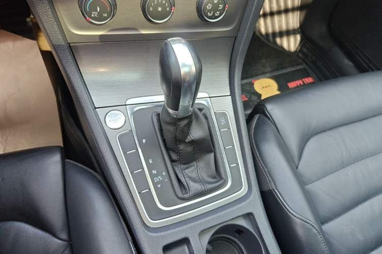 Used Volkswagen Golf 2015 1.4TSI Automatic Luxury Model Gear Lever