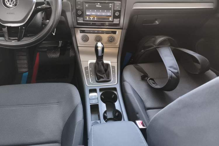 Used Volkswagen Golf 2015 1.4TSI Automatic Comfort Model Gear Lever