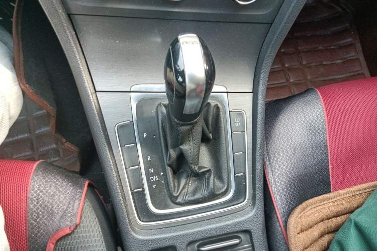 Used Volkswagen Golf 2015 1.4TSI Automatic Comfort Model Gear Lever