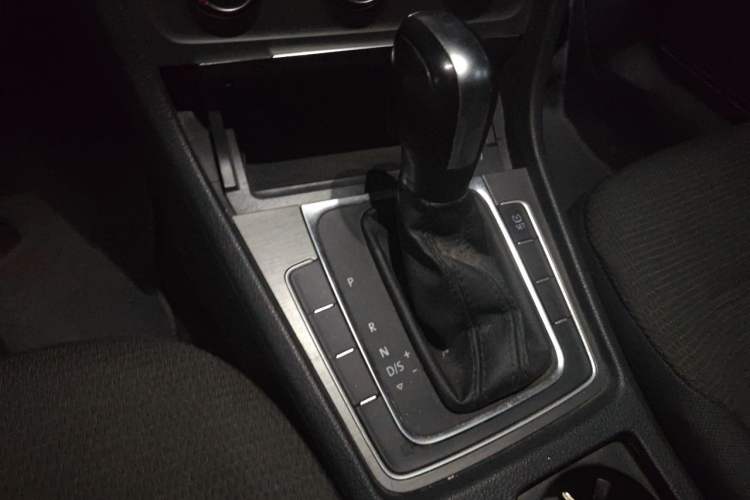 Used Volkswagen Golf 2015 1.6L Automatic Comfort Model Gear Lever