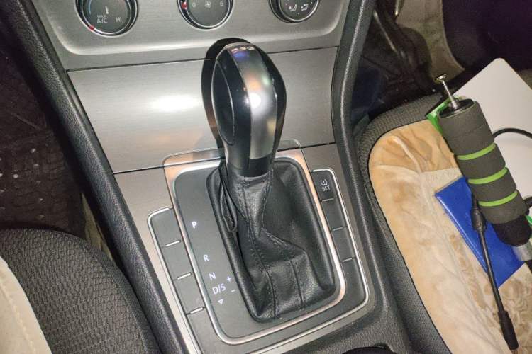 Used Volkswagen Golf 2015 1.4TSI Automatic Comfort Model Gear Lever