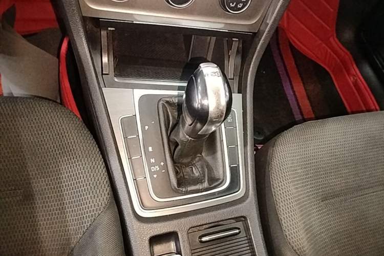 Used Volkswagen Golf 2015 1.4TSI Automatic Comfort Model Gear Lever