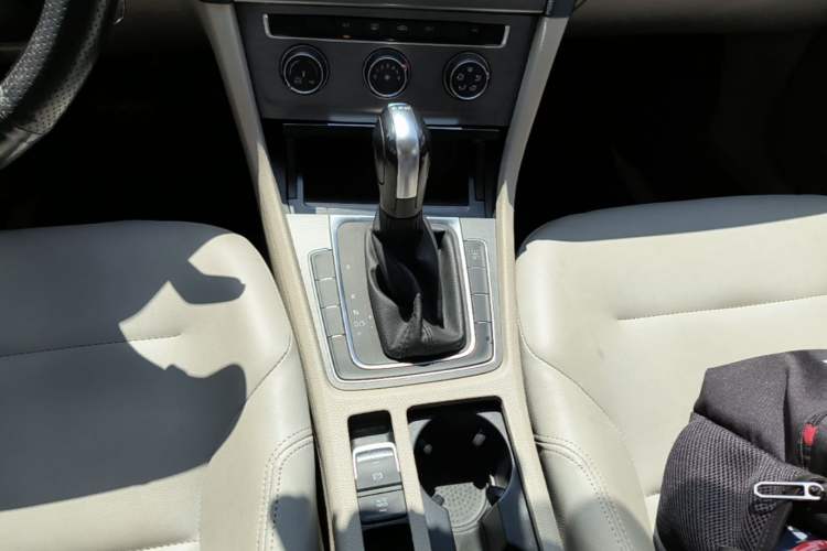 Used Volkswagen Golf 2015 1.4TSI Automatic Comfort Model Gear Lever