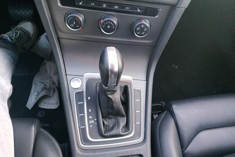 Used Volkswagen Golf 2015 1.4TSI Automatic Luxury Model Gear Lever