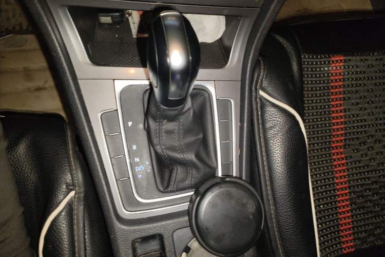 Used Volkswagen Golf 2015 1.6L Automatic Fashion Model Gear Lever
