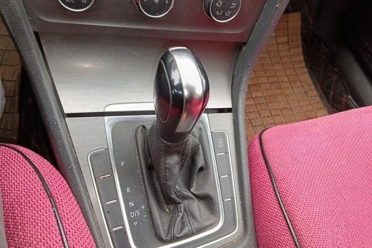 Used Volkswagen Golf 2015 1.6L Automatic Comfort Model Gear Lever