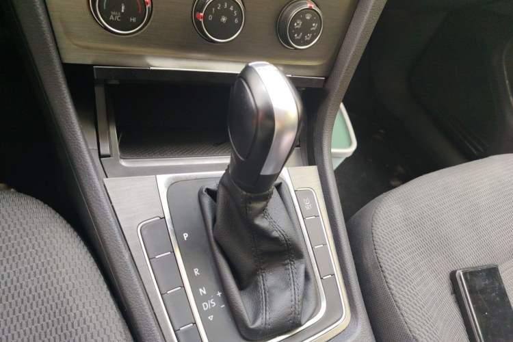 Used Volkswagen Golf 2015 1.4TSI Automatic Comfort Model Gear Lever