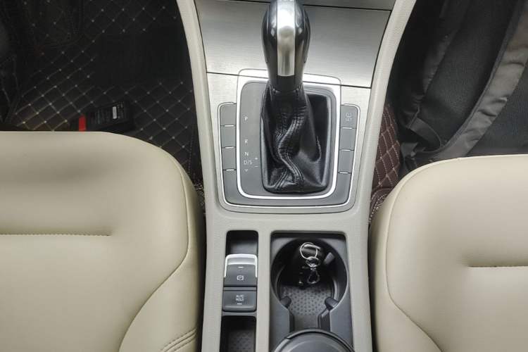 Used Volkswagen Golf 2015 1.4TSI Automatic Comfort Model Gear Lever
