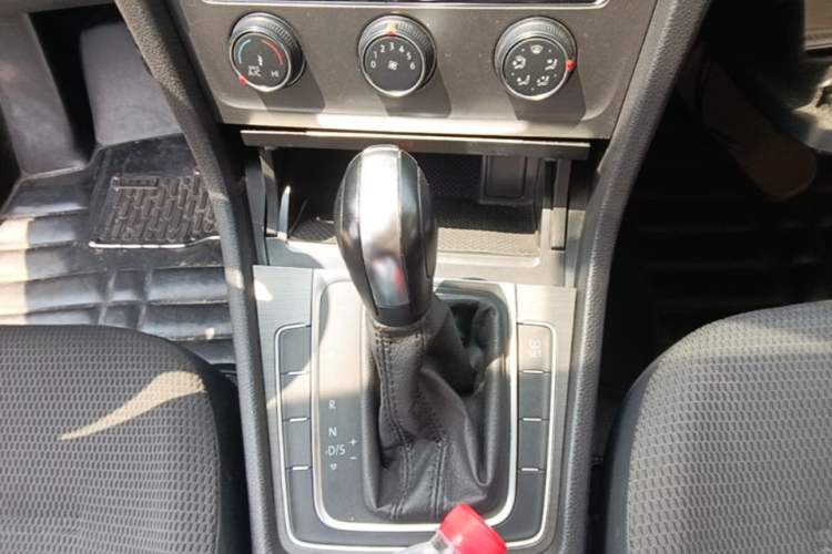 Used Volkswagen Golf 2015 1.4TSI Automatic Comfort Model Gear Lever