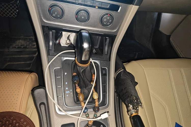 Used Volkswagen Golf 2015 1.6L Automatic Comfort Model Gear Lever
