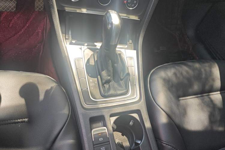 Used Volkswagen Golf 2015 1.4TSI Automatic Comfort Model Gear Lever