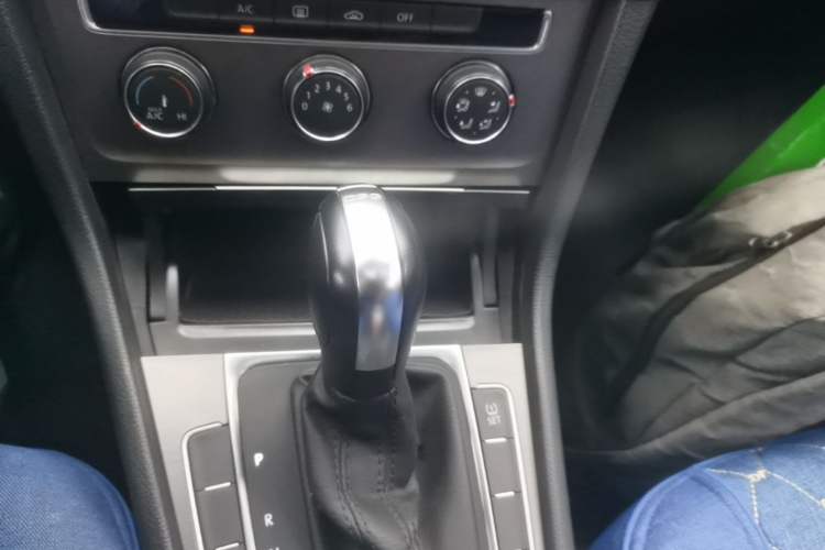 Used Volkswagen Golf 2015 1.4TSI Automatic Comfort Model Gear Lever