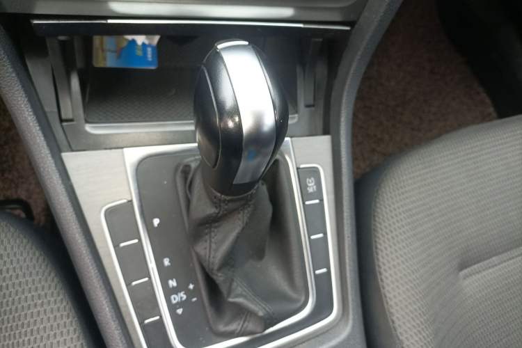 Used Volkswagen Golf 2015 1.6L Automatic Comfort Model Gear Lever