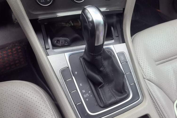 Used Volkswagen Golf 2015 1.6L Automatic Comfort Model Gear Lever