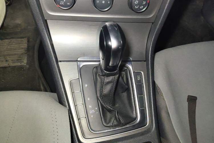 Used Volkswagen Golf 2015 1.6L Automatic Comfort Model Gear Lever