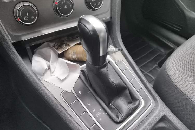 Used Volkswagen Golf 2015 1.6L Automatic Comfort Model Gear Lever