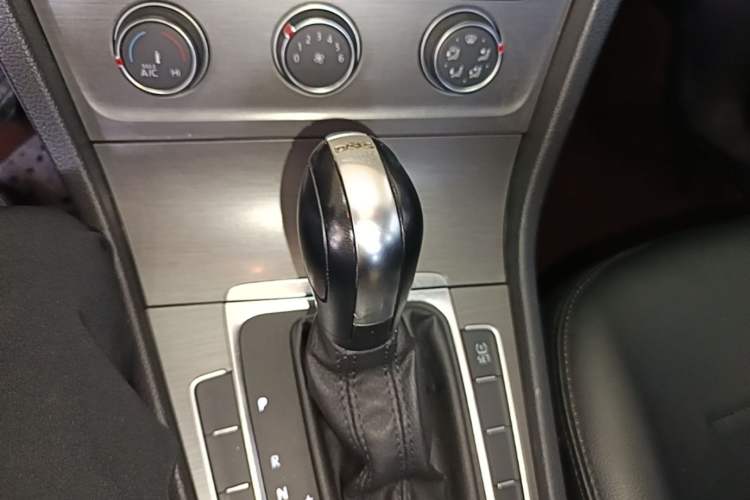 Used Volkswagen Golf 2015 1.4TSI Automatic Comfort Model Gear Lever