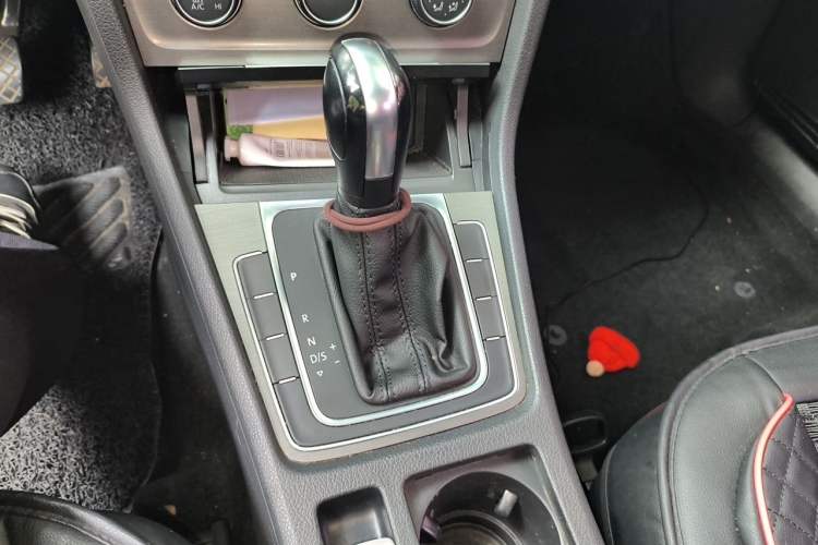Used Volkswagen Golf 2015 1.6L Automatic Comfort Model Gear Lever
