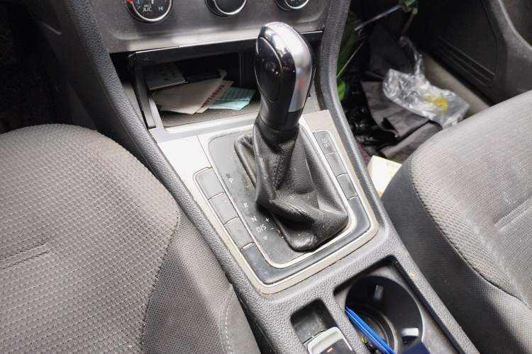 Used Volkswagen Golf 2015 1.4TSI Automatic Comfort Model Gear Lever