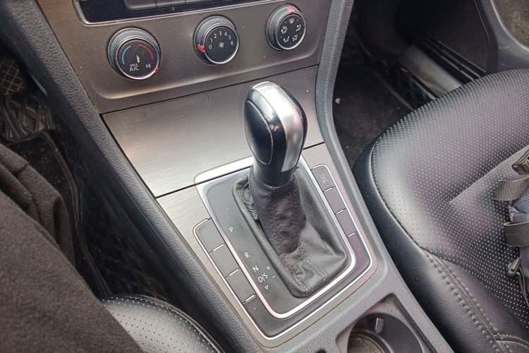 Used Volkswagen Golf 2015 1.4TSI Automatic Comfort Model Gear Lever