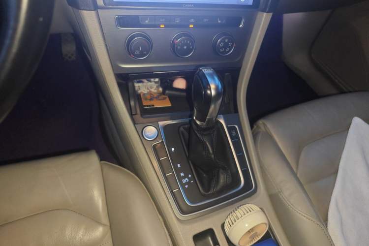 Used Volkswagen Golf 2015 1.4TSI Automatic Luxury Model Gear Lever