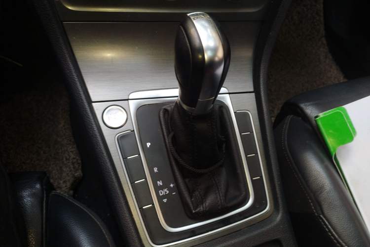 Used Volkswagen Golf 2015 1.4TSI Automatic Luxury Model Gear Lever