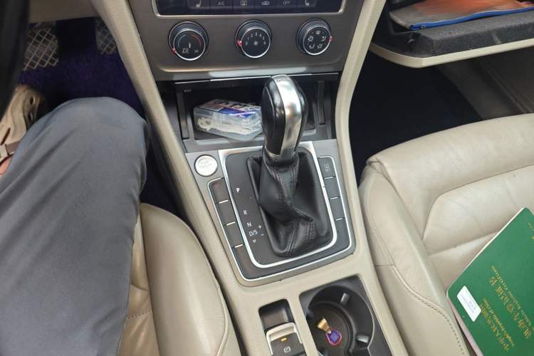 Used Volkswagen Golf 2015 1.4TSI Automatic Luxury Model Gear Lever
