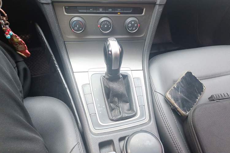 Used Volkswagen Golf 2015 1.4TSI Automatic Comfort Model Gear Lever